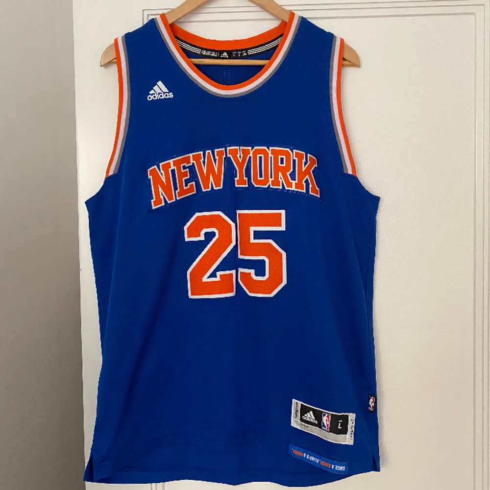 Basketlinne Herr Storlek L. Derrick Rose nummer 25 - New York Knicks. Använd. . Hoodies.