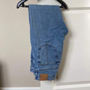 Säljer dessa snygga blåa Weekday jeans i modellen Space. Använda men ändå i fint skick, inga defekter. 🫧