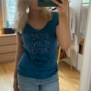 Blå tshirt - Blå tshirt från Pepe Jeans! Coola detaljer💓