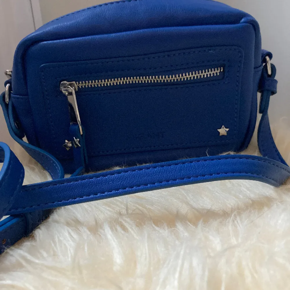 En blå cross body väska med jätte snygga stjärn detaljer. Coolt mönster på insidan som ger pop av färg. Kontakta för flera bilder💙. Väskor.
