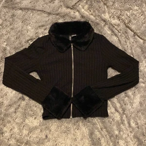 Kofta med päls - Svart cropped kofta med päls vid handlederna och runt nacken, perfekt skick, säljer pga ingen användning, skriv privat om du har frågor 💕💕💕