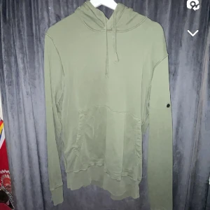 Stone island  - Hyfsat bra skick saknar märke och ett litet hål vid fickan. Annars är det inga skador. Skriv om du har frågor 