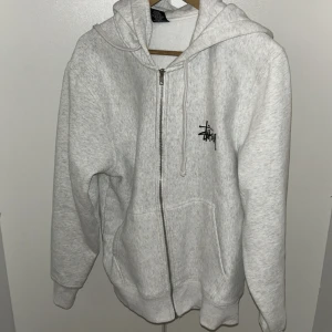 Stussy hoodie - Säljer min stussy hoodie som jag inte längre andvänder. Storlek S men passar lite stort, riktigt bra skick