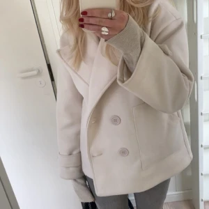 Design by si kappa - Säljer denna super snygga trendiga kappan från design by si eftersom den inte kommer till användning. 7/10 skick. ❤️