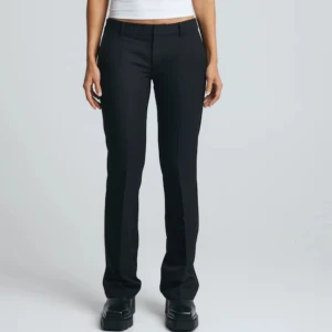 Lågmidjade kostymbyxor från Bik bok  - Lågmidjade kostymbyxor från Bik bok i storlek 36 modellen Vera MED SLITS!🖤 skicka gjärna för fler bilder