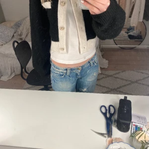 Kofta med knappar  - En super fin stickad kofta ifrån HM med guldiga knappar💞 storleken är s men passar M också skulle jag säga! Priset kan diskuteras.