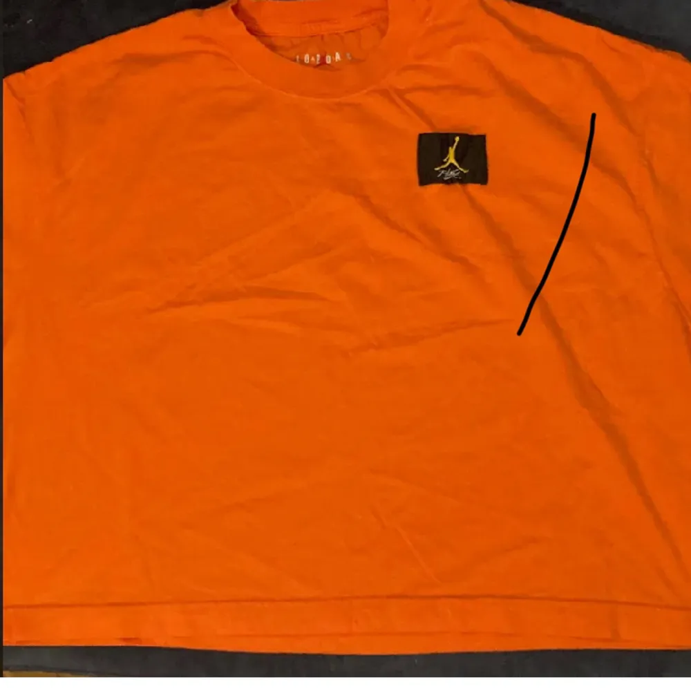 Helt ny oanvänd Jordans i orange storlek M . T-shirts.