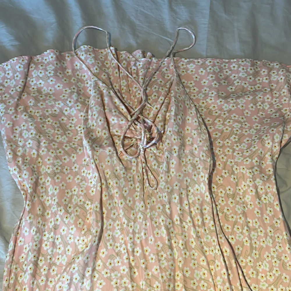 Superfin blommig maxiklänning från Zara. Endast använd en gång. Perfekt till sommaren/resor💕Kontakta mig om ni har frågor💕. Klänningar.