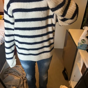 Stickad tröja från h&m - Mysig tröja som är fin till våren. Ordinarie pris 200 kroner. Säljer för att jag ej använder den. Stl på tröjan står inte men passar nog dem flesta me S-L