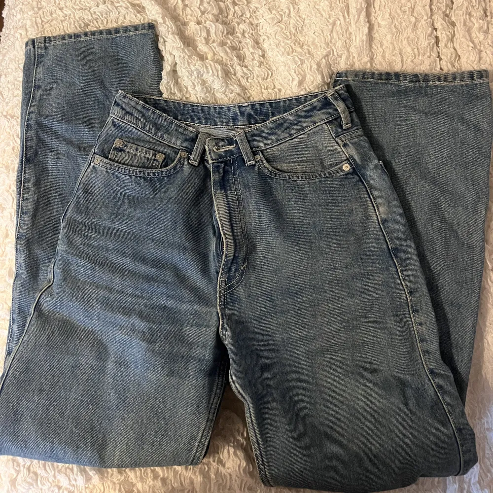 Jag säljer dessa Rowe-weekday jeans i fint skick då de ej passar mig längre. De har lite högre midja och är raka i modellen, alltså är benen mer utsvängande. Så himla fina och perfekta staple-jeans🌸 De är storlek 26 i midjan och 30 i längd!. Jeans & Byxor.
