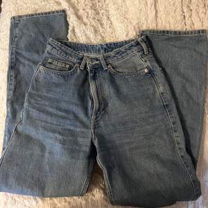 Jag säljer dessa Rowe-weekday jeans i fint skick då de ej passar mig längre. De har lite högre midja och är raka i modellen, alltså är benen mer utsvängande. Så himla fina och perfekta staple-jeans🌸 De är storlek 26 i midjan och 30 i längd!