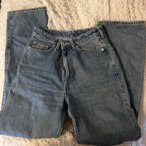 Rowe Weekday-Jeans - Jag säljer dessa Rowe-weekday jeans i fint skick då de ej passar mig längre. De har lite högre midja och är raka i modellen, alltså är benen mer utsvängande. Så himla fina och perfekta staple-jeans🌸 De är storlek 26 i midjan och 30 i längd!