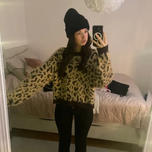 Leopard tröja - Snygg leopard stickad tröja från HM i storlek M, köpt på loppis💕 bra skick och andra bild lånad men exakt likadan 