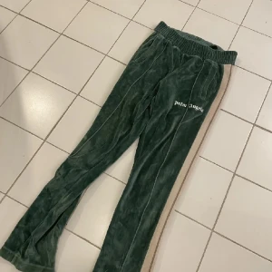 Palm Angels - Ganska ny.  Nypris 4800kr Sällsynt, svårt att hitta. Super skön material. Passar både S och M