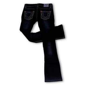 💛 Truereligion jeans 💛 mått: 38 midja  ytterbenslängd 95  benöppning 19 straight jeans 
