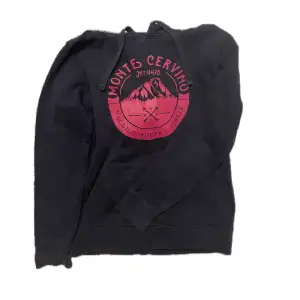 svart hoodie med rosa tryck🫶 inga defekter förutom en svag fläck på ärmen (bild 3) skriv för frågor💞