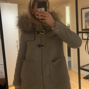 Jacka med fluff luva  - Hej hej säljer denna jackan från zara, skit snygg! Säljer pågrund av ingen användning. Jätte bra sick inga defekter. Skriv för mer frågor intresse mm