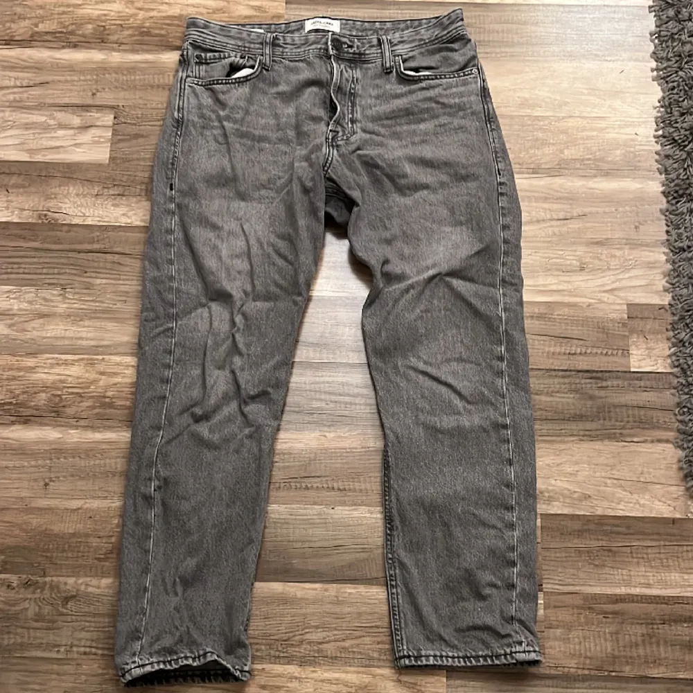 Säljer mina lite använda jack&jones jeans eftersom dom inte passar mig. Inte mycket änvända och inga märken på dom. Pris kan diskuteras. Jeans & Byxor.