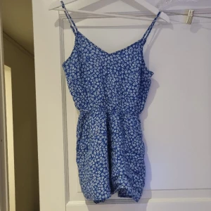 Jumpsuit - Somrig jumpsuit med fickor och justerbara axelband. Köpt för ca 2 år sedan men är tyvärr för liten för mig nu. Inga tecken på användning.