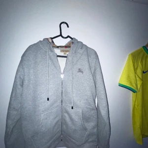 Burberry zip tröja  - Burberry zip tröja i nyskick. Kan gå ner i pris!