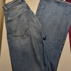 Superfina jeans från cubus, varit mina favoriter i flera år tills jag nu växt ur dom. Midjan är 30cm och innerbenslängden är 75cm
