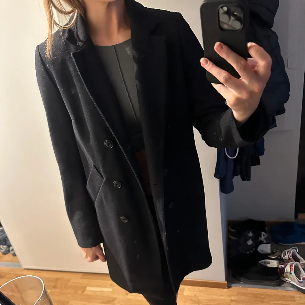 Klassisk dubbelknäppt kappa från Gant. Sparsamt använd och i fint skick. . Takit.
