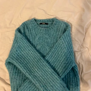 Stickad tröja - Stickad tröja från BikBok. Passar S och M. Tjock och mysig!