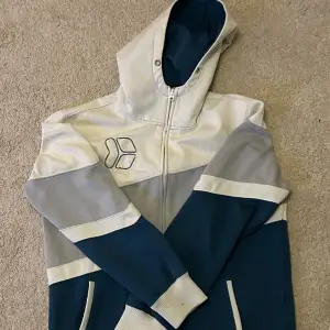 En bagheera hoodie i bra skick, använd, färgfläckar som syns på bild