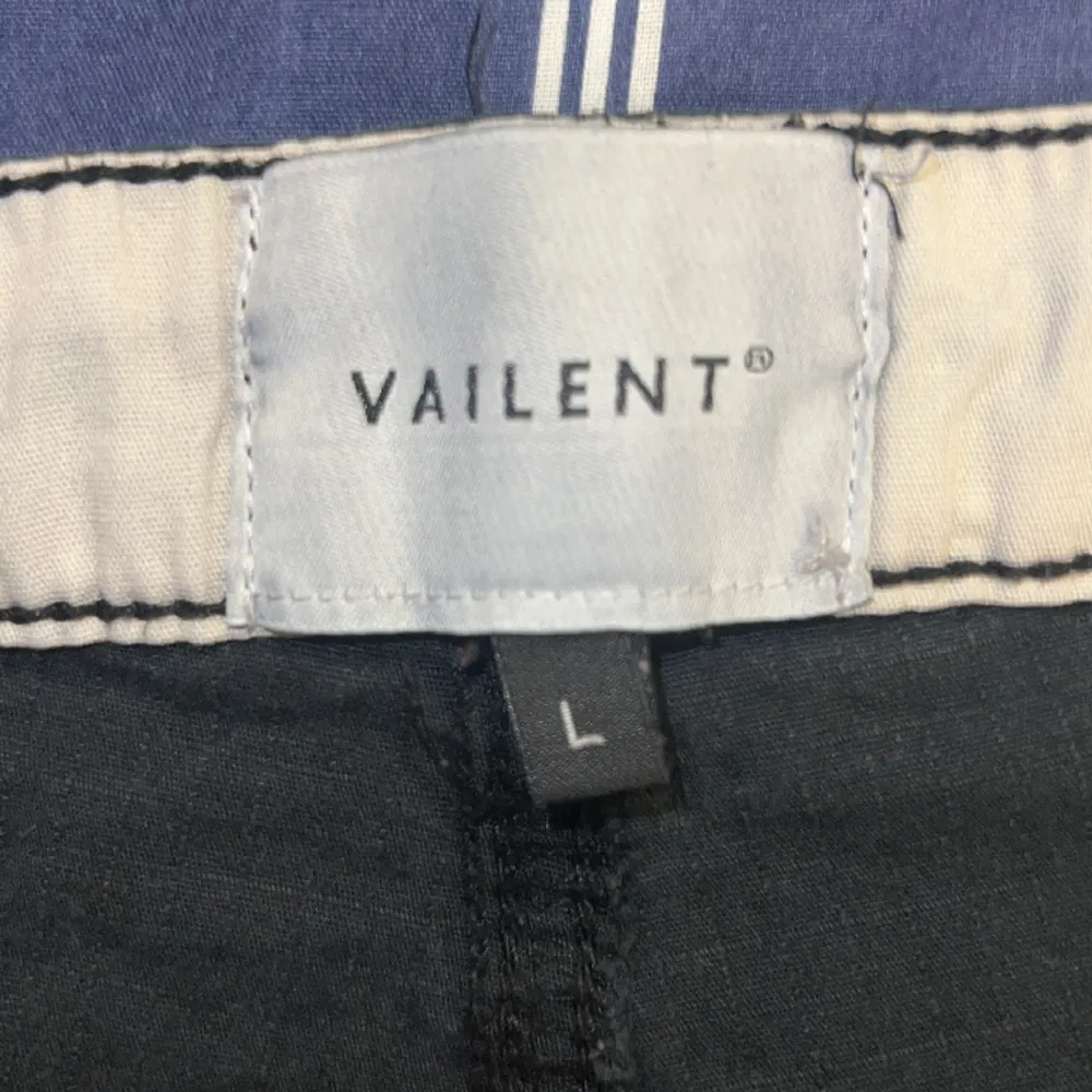 Chinos från märket VALIENT köpt på Carlings, storlek W32 L32 (L), nypris runt 500 kr. . Jeans & Byxor.