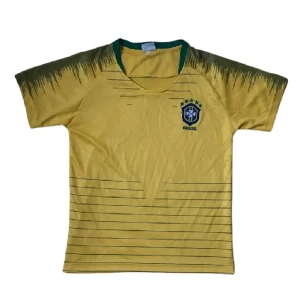 brasilien top/fotbollströja - säljer denna ascoola brasilien toppen! den passar lite som en crop top. köptes under 2018 world cup. toppen  är i bra skick förutom det på bild 3. (inte jätte synligt). om du har frågor så är det bara att kontakta mig. 