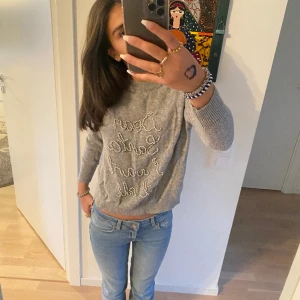 Tröja - Säljer denna snygga pältröja, då den inte kommer till användning längte! As snygg!! Passar till allt!!💞💞