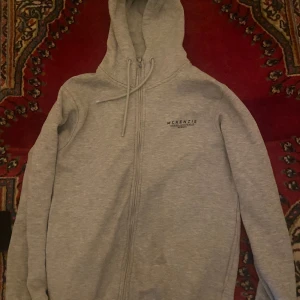 MCKENZIE tröja - Säljer nu mina 2 MCKENIZIE tröjor Nypris ≈ 400