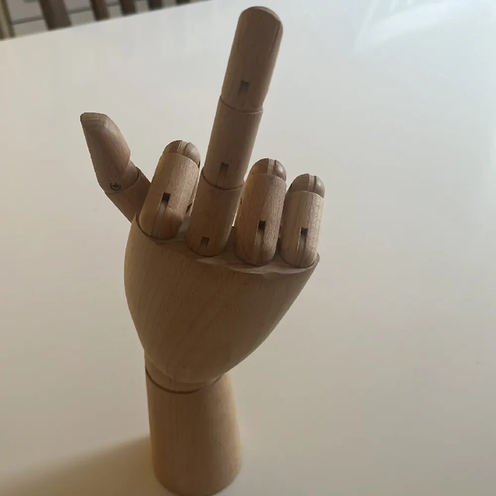 Går att ändra form, hur fingrarna ska vara, hur handen ska vara lutat mm. Original pris 299. Muu.