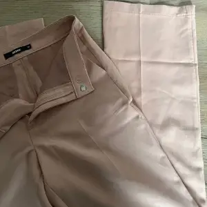 Kostymbyxor i en rosabeige färg från Bikbok. Använts 2-3 gånger.