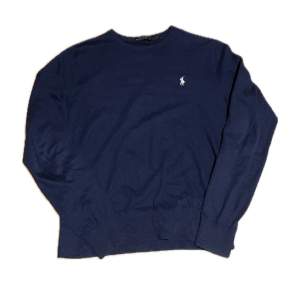 Säljer nu denna fina kashmir blend Ralph Lauren crewneck tröjan. Storlek S passar också XS