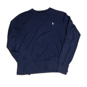 Ralph Lauren Crewneck - Säljer nu denna fina kashmir blend Ralph Lauren crewneck tröjan. Storlek S passar också XS