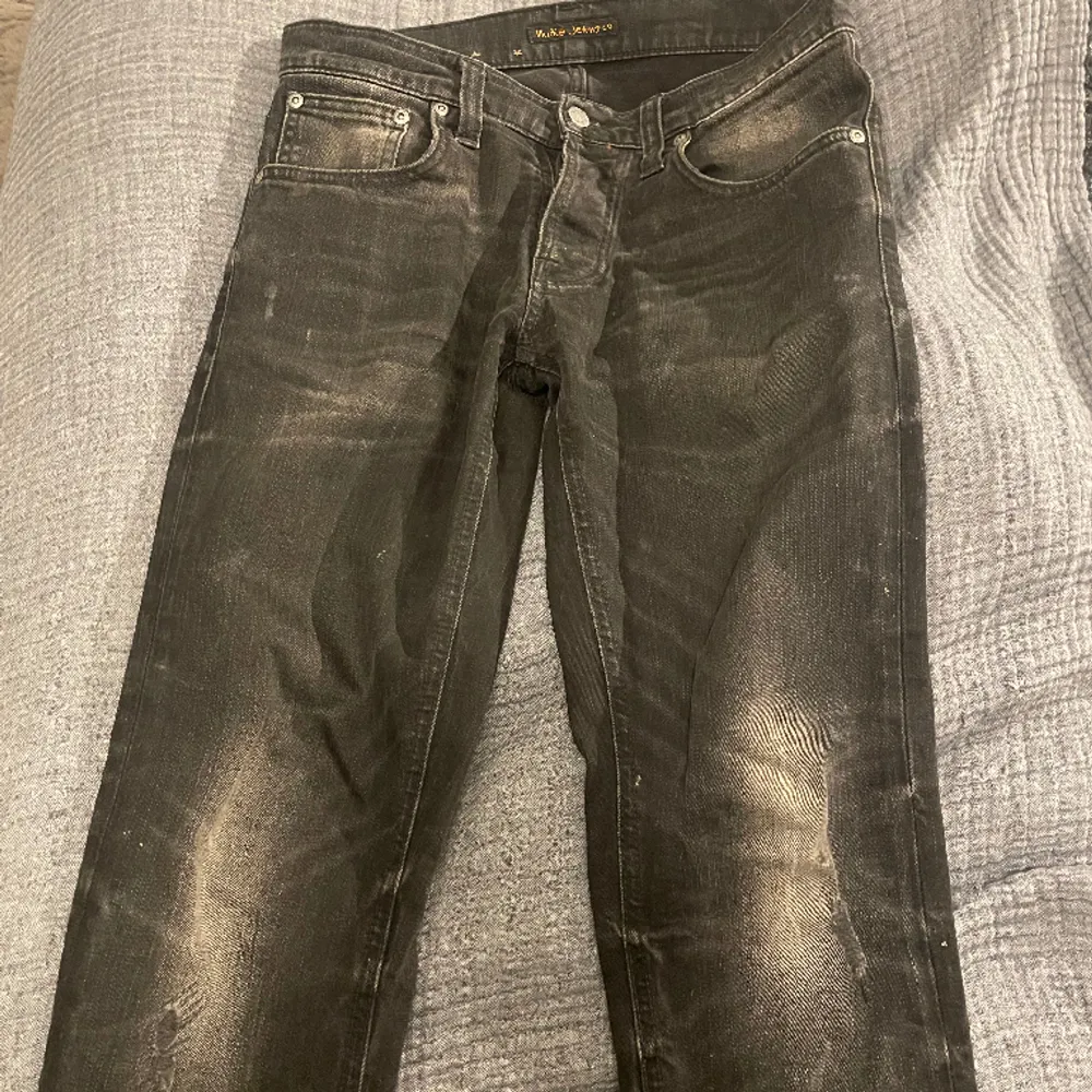 Nudie jeans fint skick Storlek w29 L32 Sitter tajt  Dom är mörk grå/svart färgen är utvättad men det är så det ska vara dom är Ripped. skriv vid frågor samt intresse.. Jeans & Byxor.