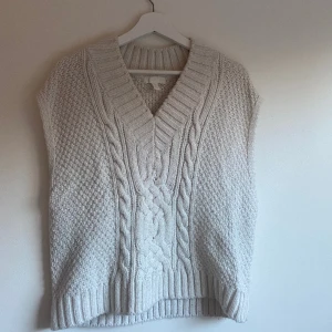 Stickad väst - Stickad väst från hm i stolek s. (Sista bilen är lånad).💕