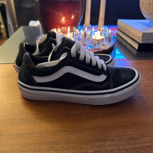 Vans Old Skool (nyskick, strlk 35) - Vans Old Skool i nyskick. Strlk 35. Använda ett fåtal gånger