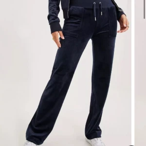 Juicy couture  - Säljer mina marinblå juicy couture byxor då den inte kommer till användning. Storlek M💞