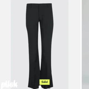 Low waist kostymbyxor - Low waist kostymbyxor från bikbok 💞är i petite modell (ingen slits) och i mycket bra skick! Dem är uppsydda någon centimeter. 