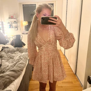 Blommig klänning - Jättefin blommig klänning!! Har sytt upp själv lite😁