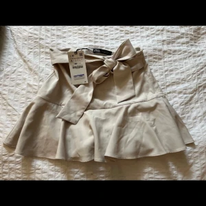 Kjol  - Smidig kjol från zara! Aldrig använd, prislapp kvar 