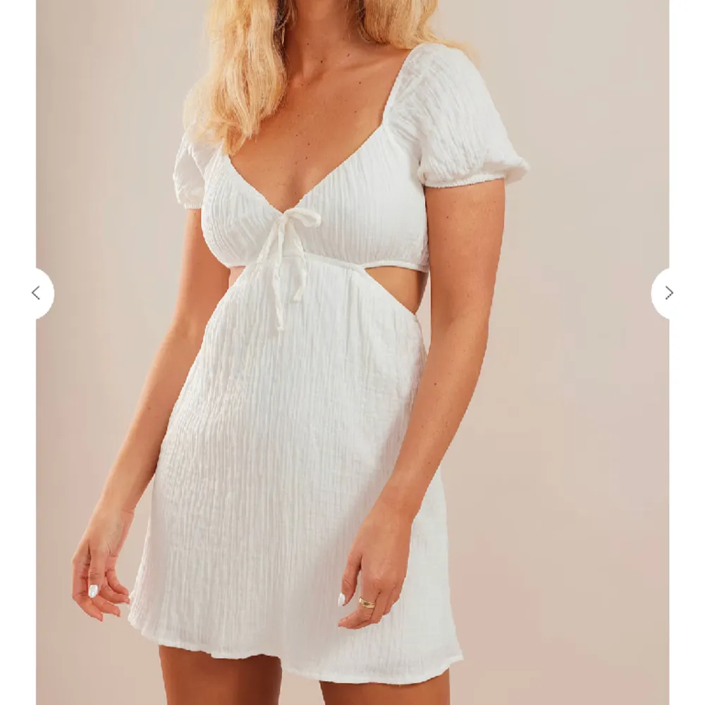Säljer denna superfina vita klänningen  ifrån chiquelle!! Storlek M men den sitter som en S. Nypris var 499kr, men säljer för 100kr eller bud🥰 Aldrig använd så i nyskick, skriv för egna bilder<3 Säljer även samma klänning i ljusblå färg!. Klänningar.
