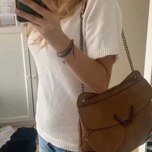 Brun väska - Super fin lagom stor väska köpt på Plick men har inte riktigt kommit till andvändning (lånade bilder)