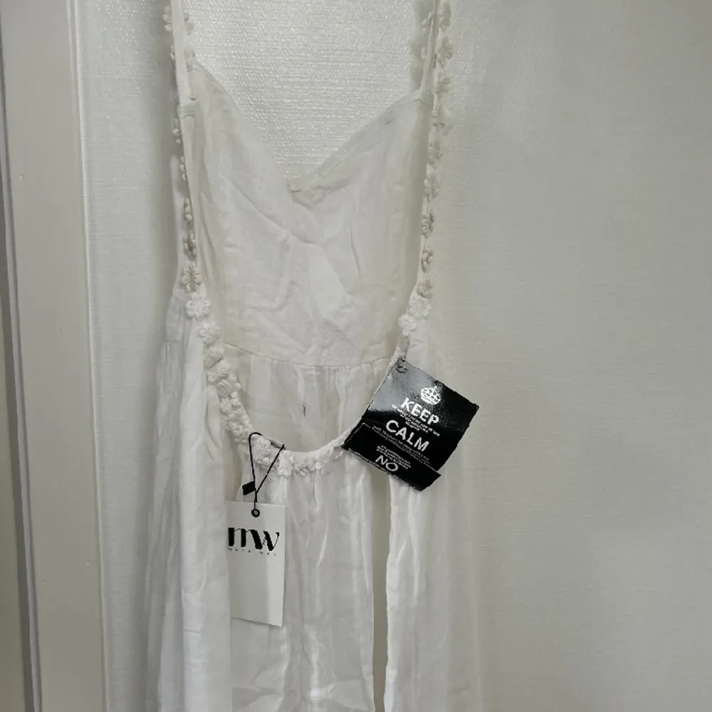 En vit långklänning som jag aldrig använt. Prislappen är fortfarande på🫶🏼. Klänningar.