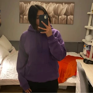 Hoodie  - En lila hoodie från Bik Bok. Storlek XS men modellen är oversized så superskön. Köpt för 400 och i jättebra skick!💗