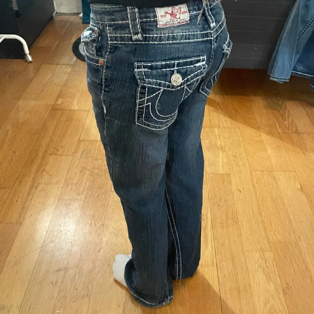 säljer nu mina trueys som jag köpte på vinted. storlek 29. men midjan rakt över är 34(kan stretchas till 40cm) innerbenet är 70cm! skriv till mig vid frågor:). Jeans & Byxor.