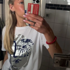 Zara t-shirt - Säljer min as snygga zara t-shirt med tryck då den inte kommer till användning längre! Jättebra skick💕