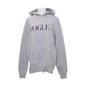 Super fin och unik hoodie men mode tidningens namn Vogue på💗